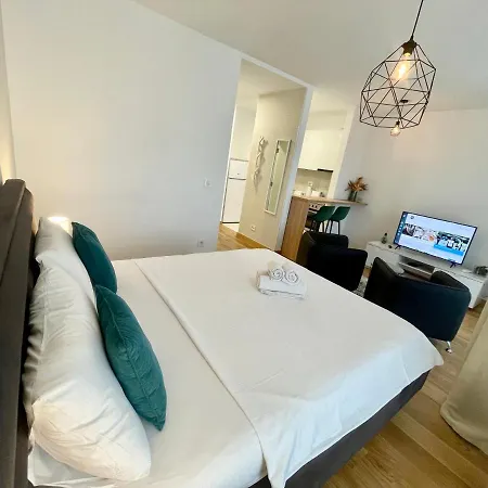 - Stan Na Dan Novi Beograd, Parking 5 Evra Dan Apartmán